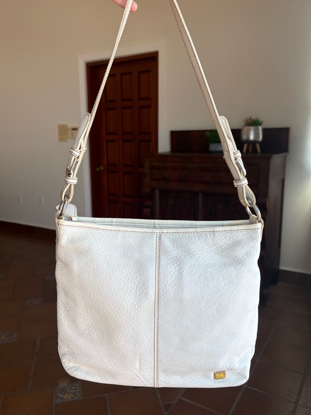 The Sak White Leather Shoulder Bag With Yellow Emblem